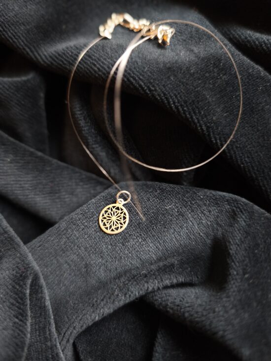 Neredzamā kaklarota Mandaliņa