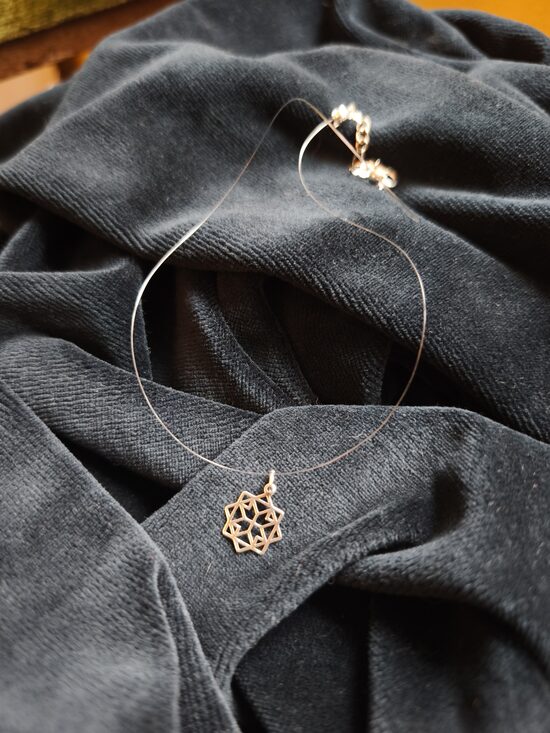 Neredzamā kaklarota Auseklītis