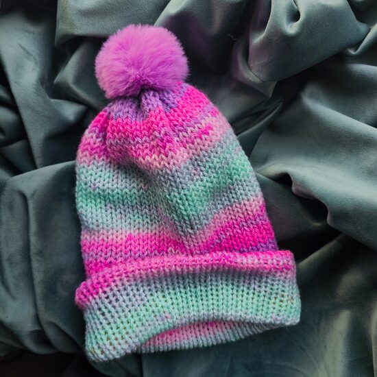 Cepure Krāsaina ar violetu bumbuli Beanie