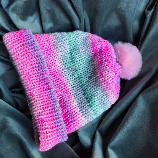 Cepure Krāsaina ar rozā bumbuli Beanie