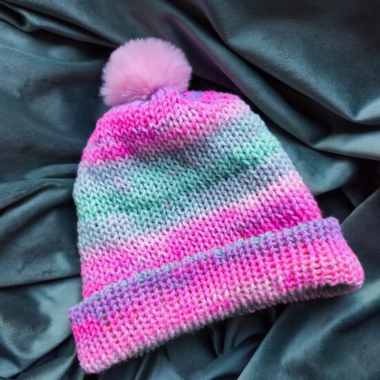 Cepure Krāsaina ar rozā bumbuli Beanie