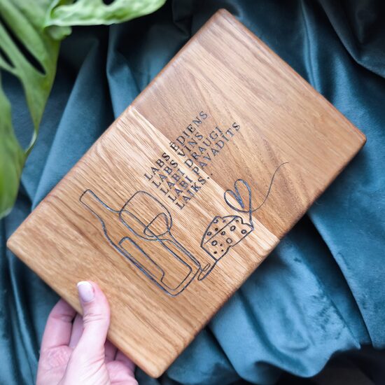 mazais ozolkoka dēlītis Labs ēdiens, labs vīns, labi draugi..