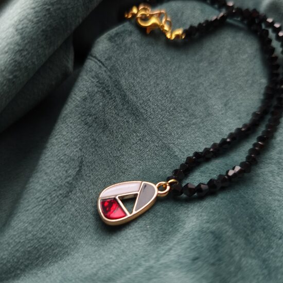 Smalku kristāliņu melns čokers ar akrila piekariņu