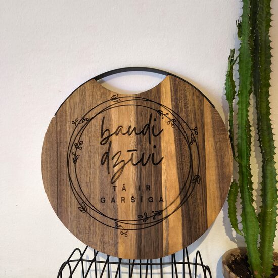 Apaļais virtuves dēlis ar metāla rokturi Baudi dzīvi tā ir garšīga