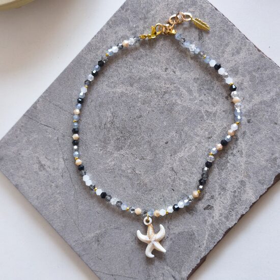 Bēšu, melnu, krāsainu kristālu kaklarota ar akrila jūras zvaigzni
