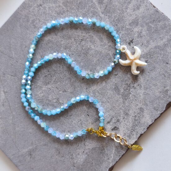 Gaiši zilu kristālu kaklarota ar akrila jūras zvaigzni