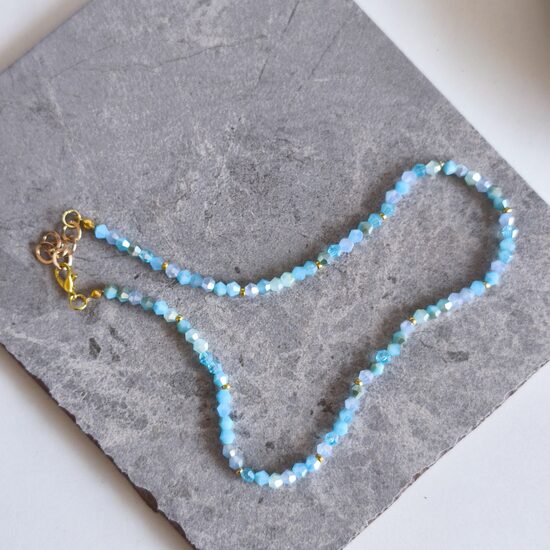 Gaiši zilu kristālu kaklarota