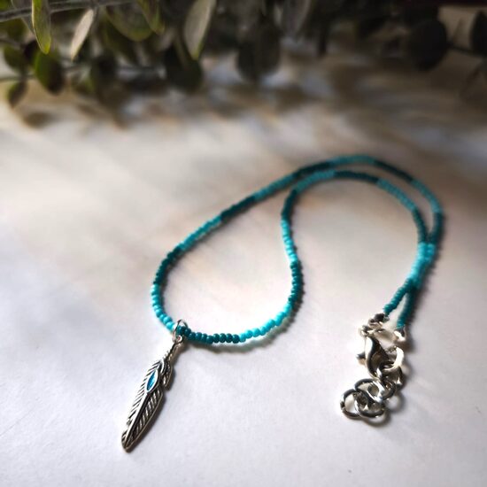 Smalku kristāliņu zilu toņu čokers