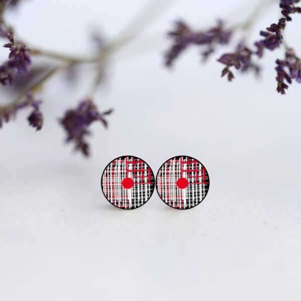 auskari Sarkans, melns, balts