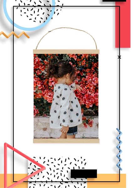 #Meitene pie ziedoša krūma