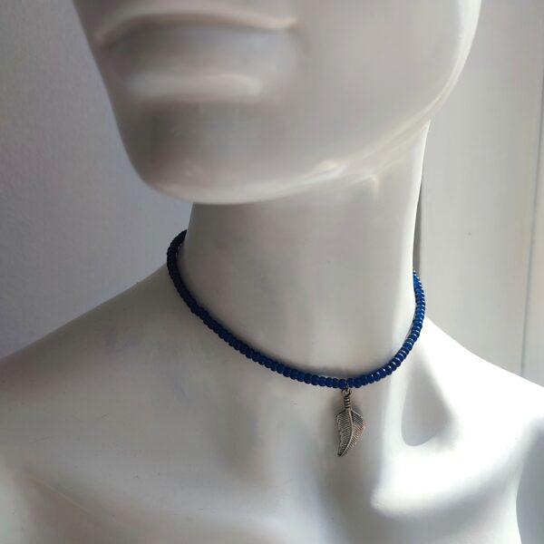 Smalku kristāliņu čokers ar spalvas piekariņu #tumšizils