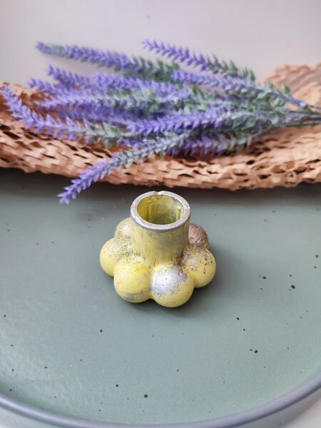 Svečturis dzeltenās nokrāsās ar zelta un sudraba krāsu