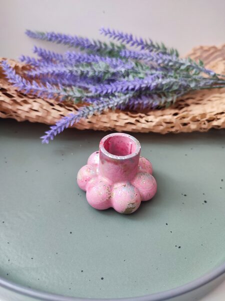 Svečturis fuksijas nokrāsās