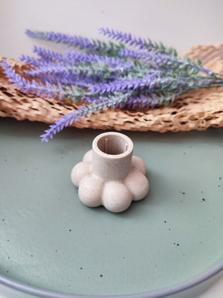 Svečturis pelēcīgi brūns