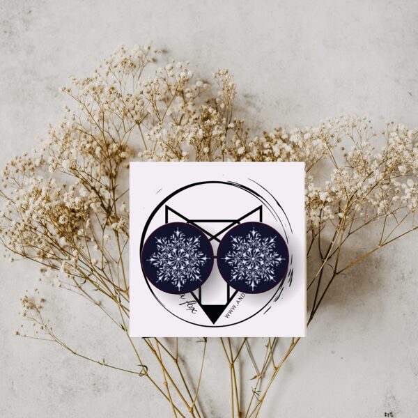 auskari Sniegpārsla uz tumša fona