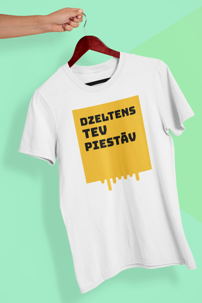 Dzeltens Tev piestāv